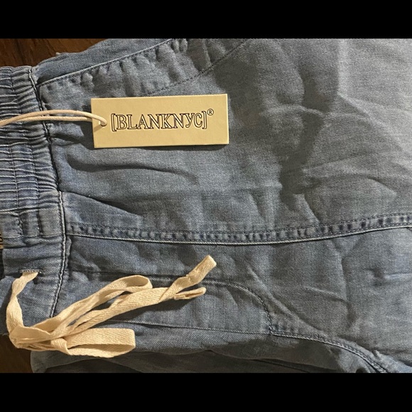 BLANK NYC - Loud Cloud Cropped Pants - Lightwash - Picture 7 of 9